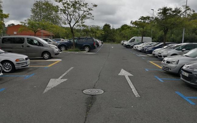 Foto del aparcamiento cercano a la plaza Verónica Urkiola Lekuona, en el barrio Mendelu de Hondarribia.