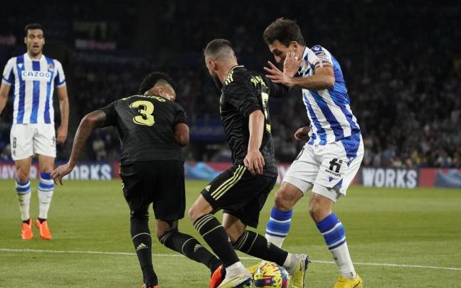 Oyarzabal en la acción del penalti que no ha pitadO el árbitro. / RUBEN PLAZA