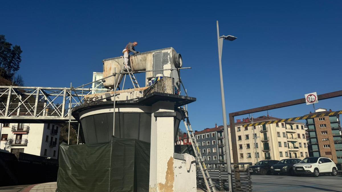 Labores de renovación en la vieja máquina de coser que preside la entrada a los antiguos pabellones de Sigma.