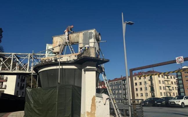 Labores de renovación en la vieja máquina de coser que preside la entrada a los antiguos pabellones de Sigma.