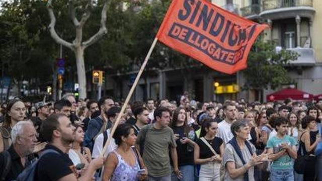 Decenas de personas durante una concentración en apoyo a Maricarmen tras su desahucio en Madrid, ante la Delegación del Gobierno.