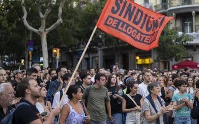 Decenas de personas durante una concentración en apoyo a Maricarmen tras su desahucio en Madrid, ante la Delegación del Gobierno.