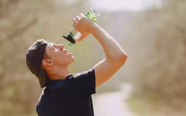 Beber agua muy fría en jornadas de calor es perjudicial para el cuerpo