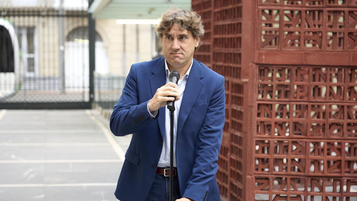 El secretario general del PSE, Eneko Andueza, ajustándose el micro ante el Parlamento Vasco este jueves