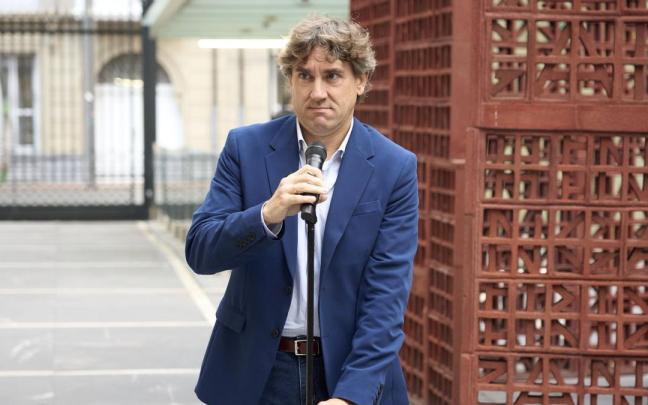 El secretario general del PSE, Eneko Andueza, ajustándose el micro ante el Parlamento Vasco este jueves