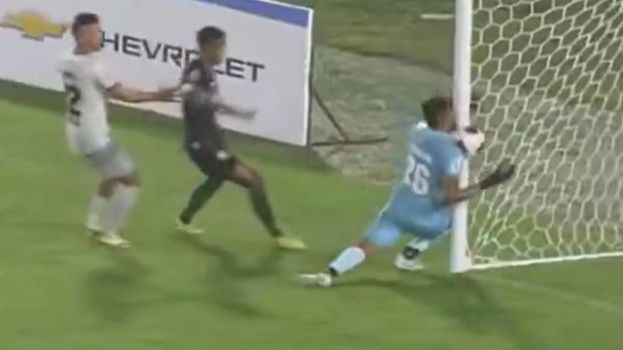 Imagen del autogol del portero de Alianza FC, José Calderón.