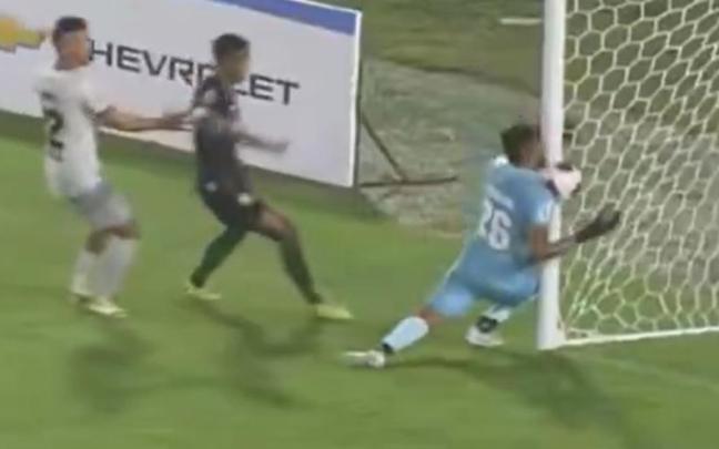 Imagen del autogol del portero de Alianza FC, José Calderón.