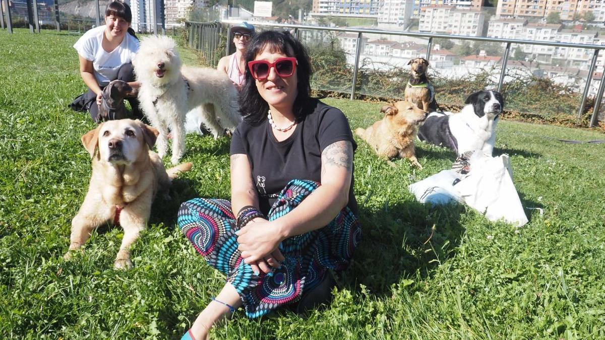 Eider Anguera, durante el encuentro de perros que tuvo como escenario a las piscinas de Eibar el pasado sábado.