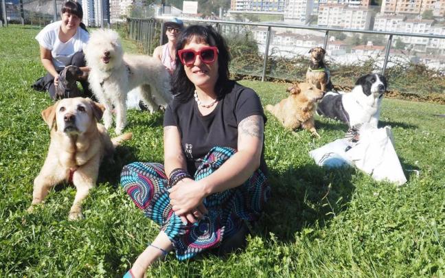 Eider Anguera, durante el encuentro de perros que tuvo como escenario a las piscinas de Eibar el pasado sábado.