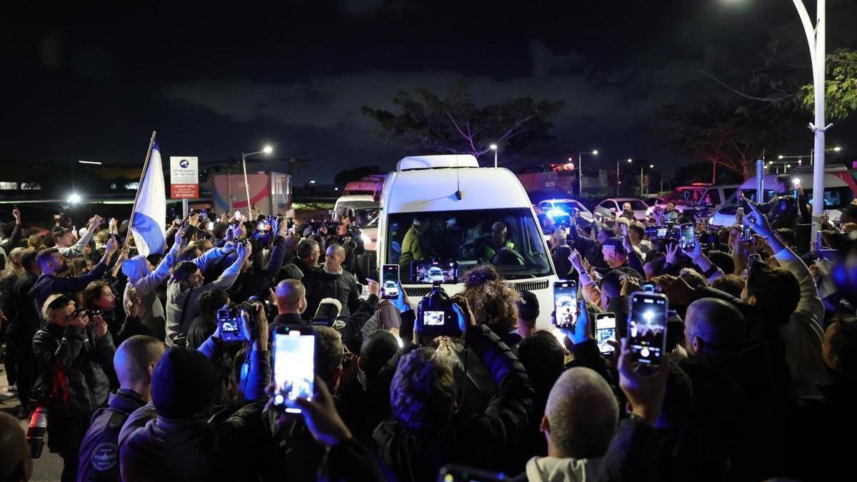 Una ambulancia traslada a Romi Gonen, Emily Damari y Doron Steinbrecher al Centro Médico Sheba de Ramat Gan, Israel.