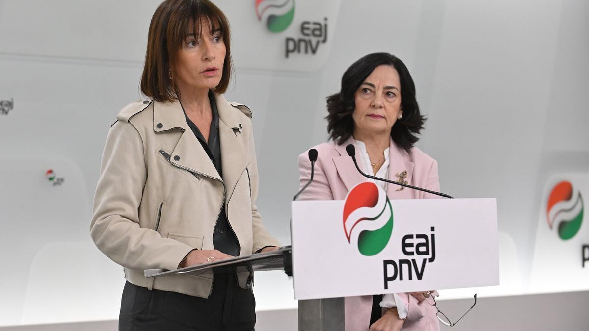 La alcaldesa de Derio y presidenta de Eudel, Esther Apraiz, e Irune Zuluaga, portavoz parlamentaria de euskera