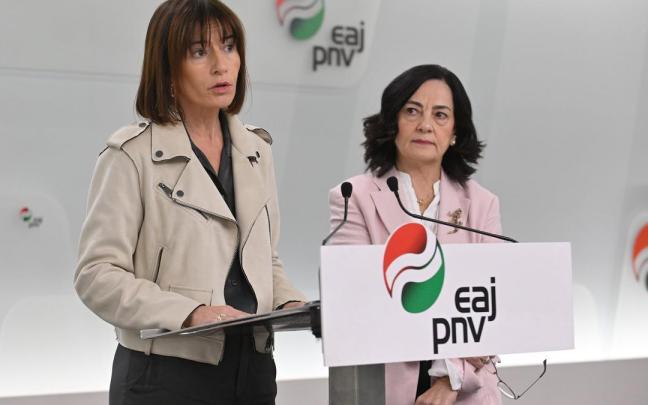 La alcaldesa de Derio y presidenta de Eudel, Esther Apraiz, e Irune Zuluaga, portavoz parlamentaria de euskera