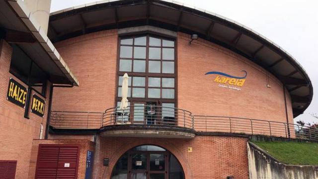 Exterior del polideportivo Karela de Orio.