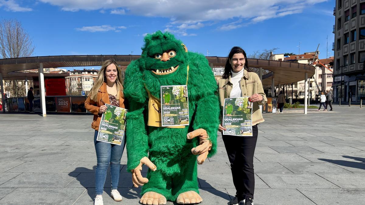 Sandra Caballero y Nuria Alzaga, delegadas de Juventud y de Hacienda, respectivamente, junto a Baxi, la mascota de Irrisarri Land