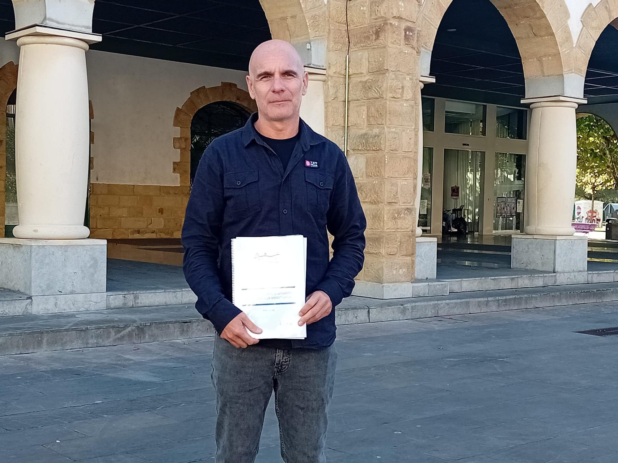 El concejal de Vivienda de Arrigorriaga, David Cidre, con el informe