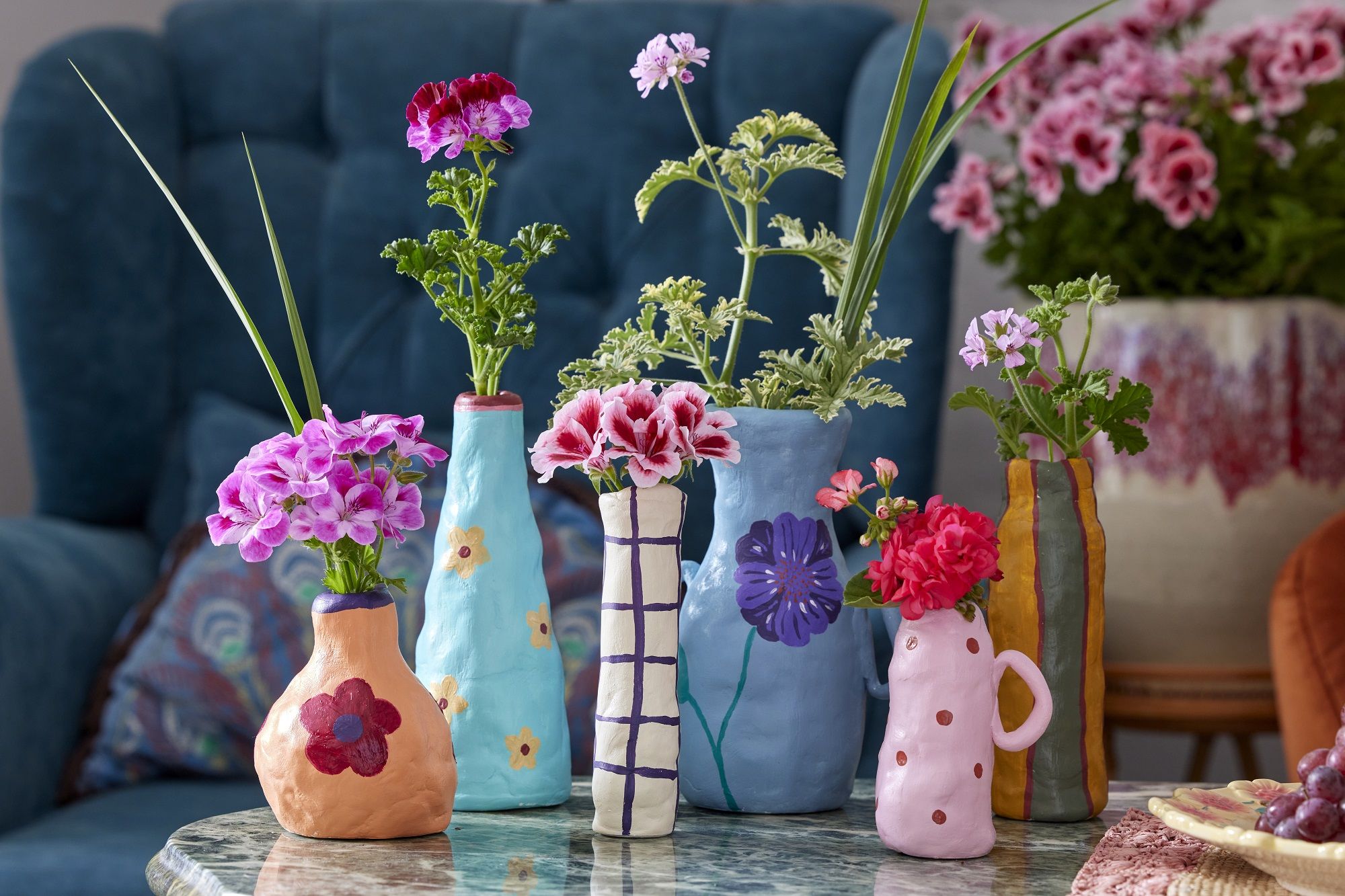 Divertidos jarrones con coloridos geranios.