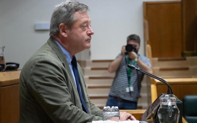 El consejero de Seguridad, Bingen Zupiria, en el Parlamento Vasco. / EP El consejero de Seguridad, Bingen Zupiria, en el Parlamento Vasco.