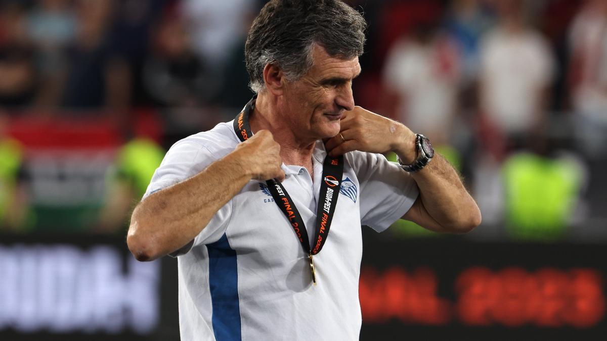 José Luis Mendilibar, con la medalla de oro de la Europa League