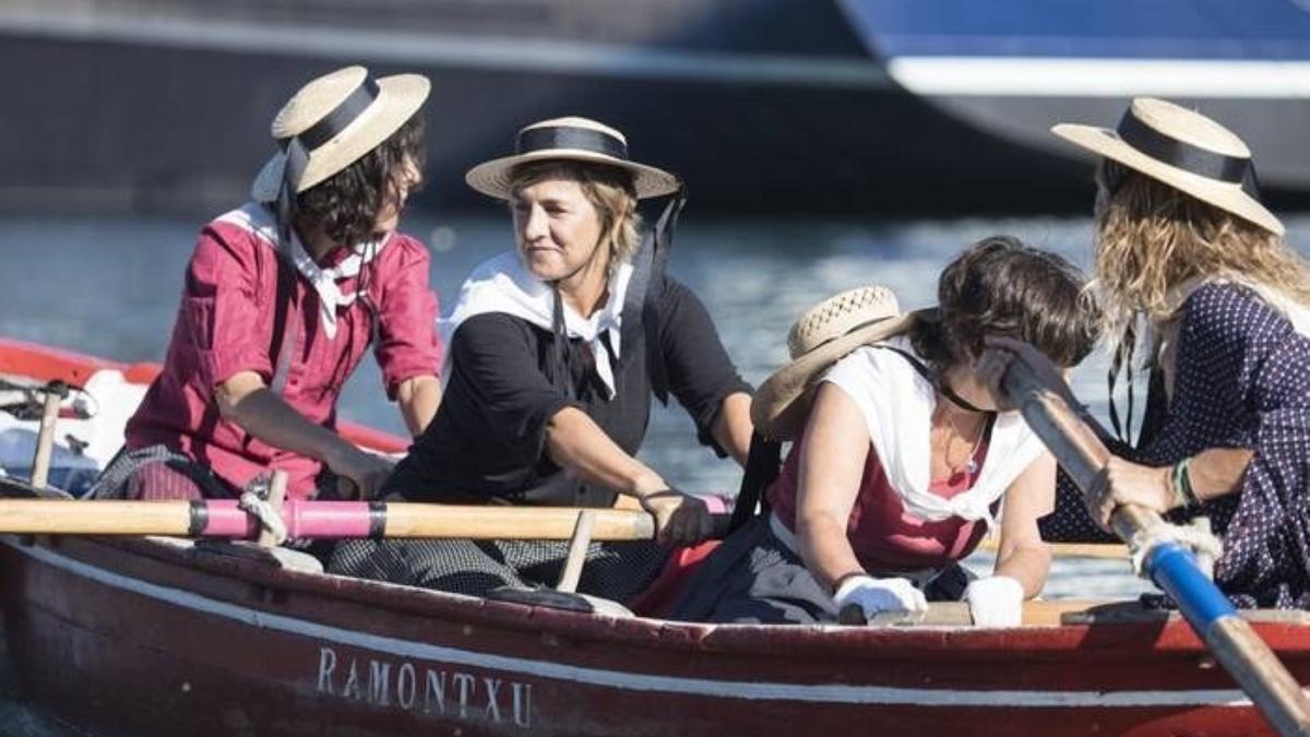 Mujeres zumaiarras remando en las regatas del año pasado.