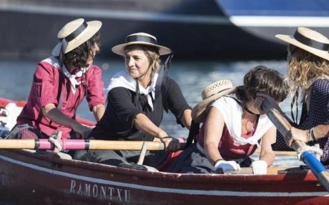 Mujeres zumaiarras remando en las regatas del año pasado.