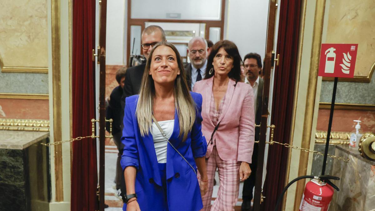 Miriam Nogueras y el resto de diputados de Junts llegan a la sesión constitutiva de las Cortes Generales de la XV Legislatura.