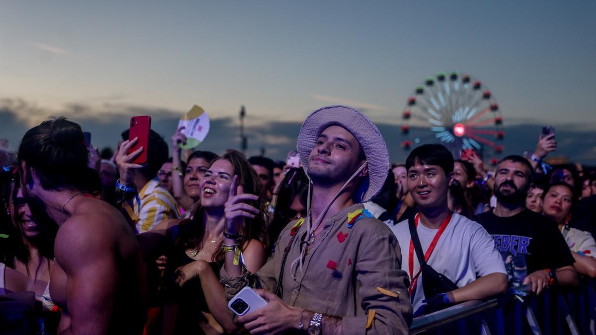 Varias personas disfrutan de uno de los conciertos del festival Mad Cool 2023.