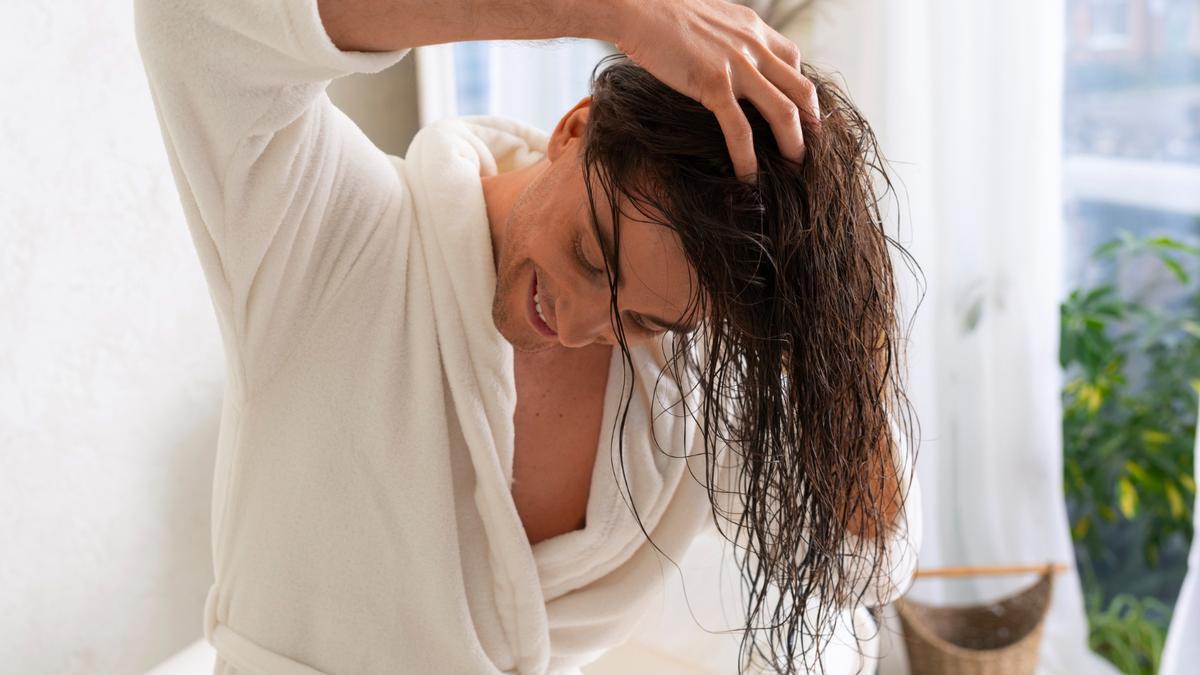 Mucha gente desconoce los peligros de dormir con el pelo mojado