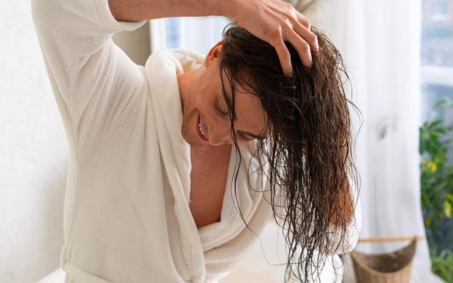 Mucha gente desconoce los peligros de dormir con el pelo mojado / Freepik Mucha gente desconoce los peligros de dormir con el pelo mojado