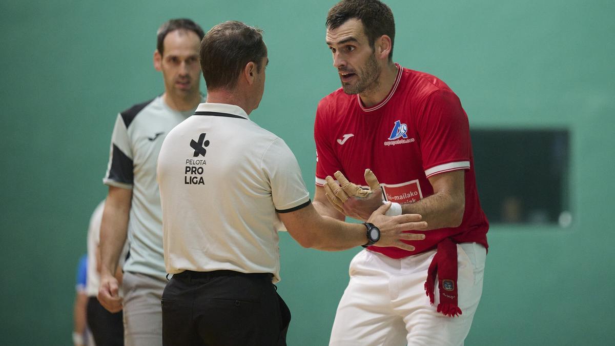 Aitor Elordi se impone a Joseba Ezkurdia en la segunda jornada de la liguilla de cuartos de final del Cuatro y Medio en el frontón Labrit de Iruñea.