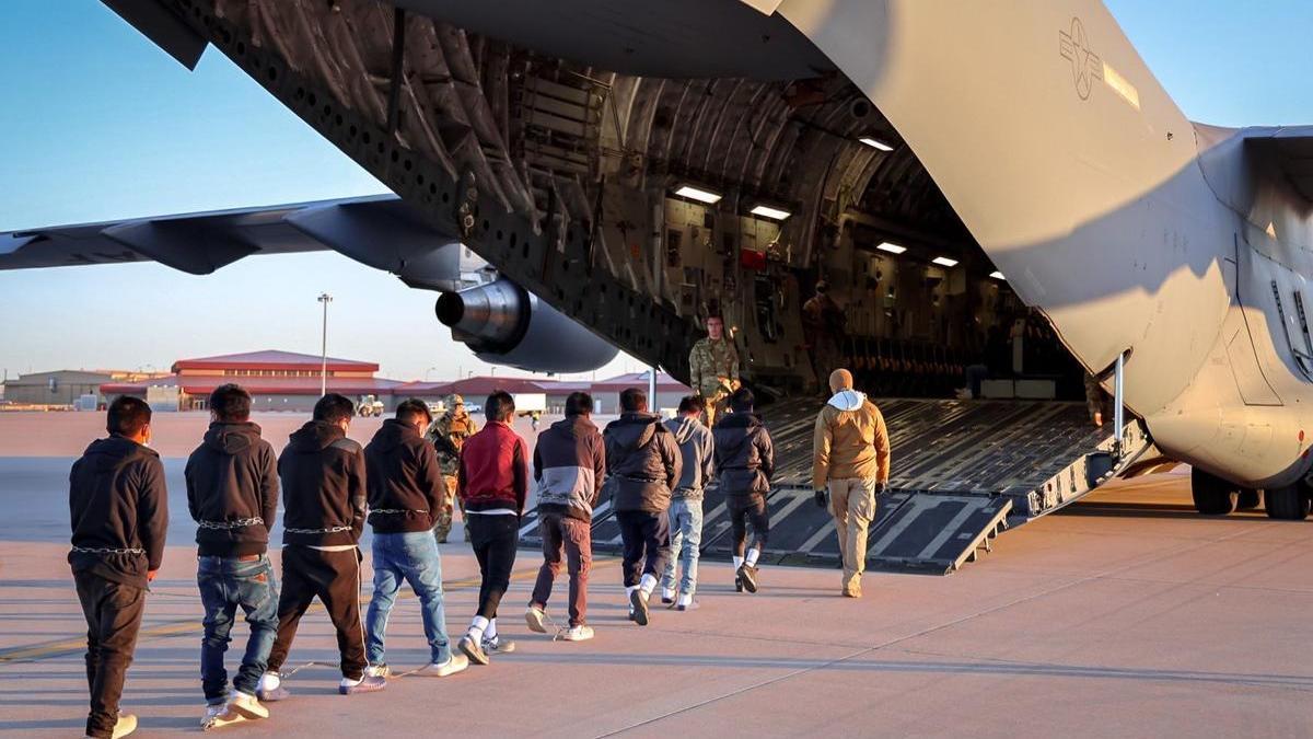 Aviones militares han trasladado a migrantes irregulares de vuelta a sus países de origen en la primera semana de Donald Trump como presidente de Estados Unidos