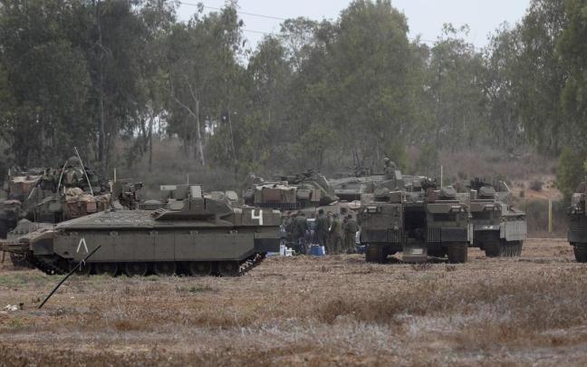 Tanques israelíes en la frontera con Gaza. Tanques israelíes en la frontera con Gaza.