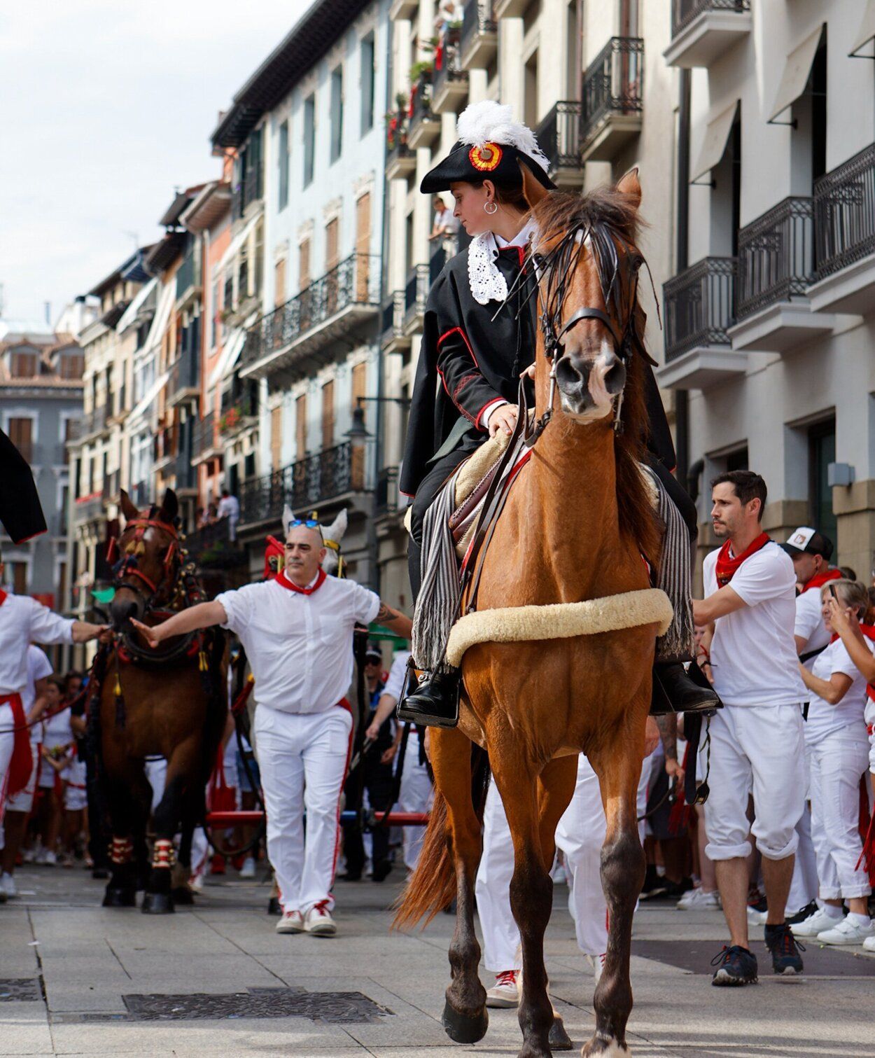 Ambiente previo a la corrida de toros, con el desfile de caballeros y mulillas.