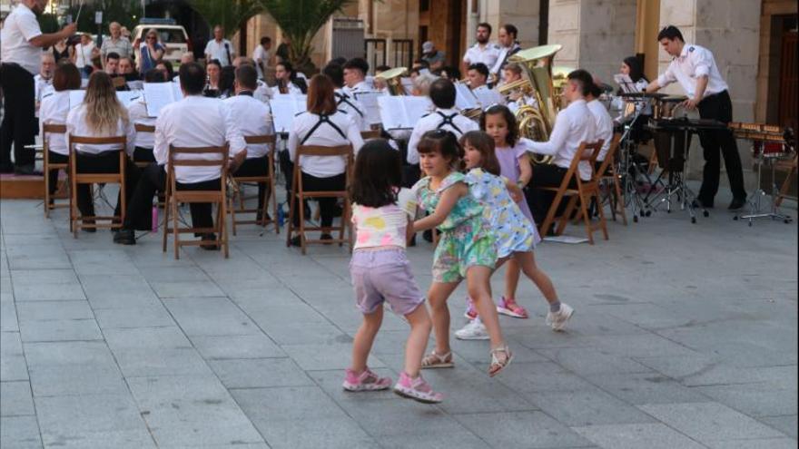 Cuatro niñas, bailando con la banda.