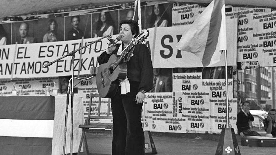 La cantante Estitxu poniendo voz a la canción del Estatuto. La cantante Estitxu poniendo voz a la canción del Estatuto.
