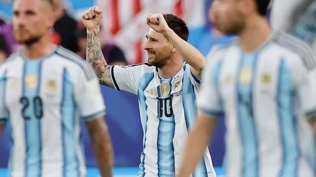 Lionel Messi de Argentina celebra este martes, en un partido del grupo J del Mundial de la FIFA 2026 entre Argentina y Argelia en el estadio Arrowhead en Kansas (Estados Unidos).