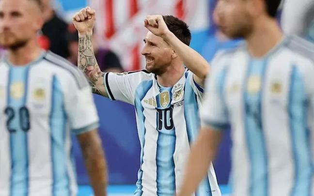 Lionel Messi de Argentina celebra este martes, en un partido del grupo J del Mundial de la FIFA 2026 entre Argentina y Argelia en el estadio Arrowhead en Kansas (Estados Unidos).