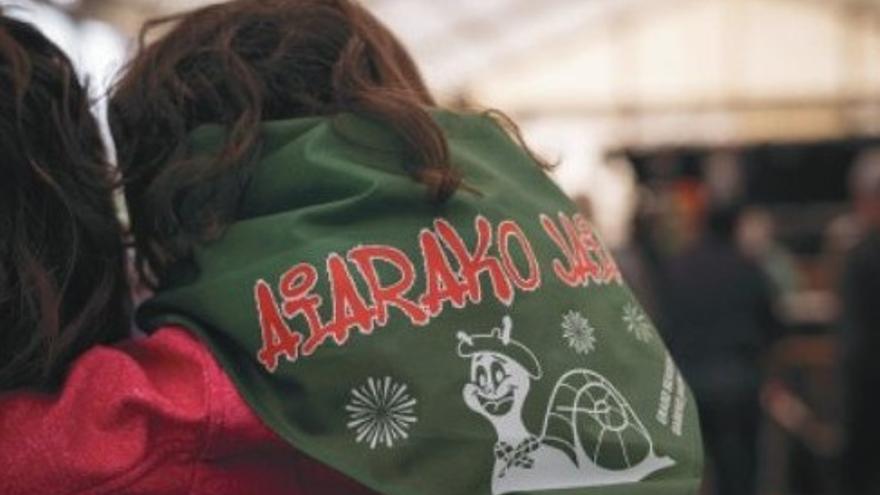 Una niña con el pañuelo de las fiestas de Ayala