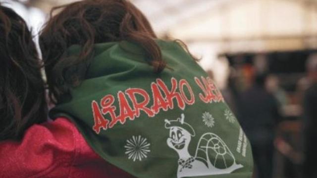 Una niña con el pañuelo de las fiestas de Ayala