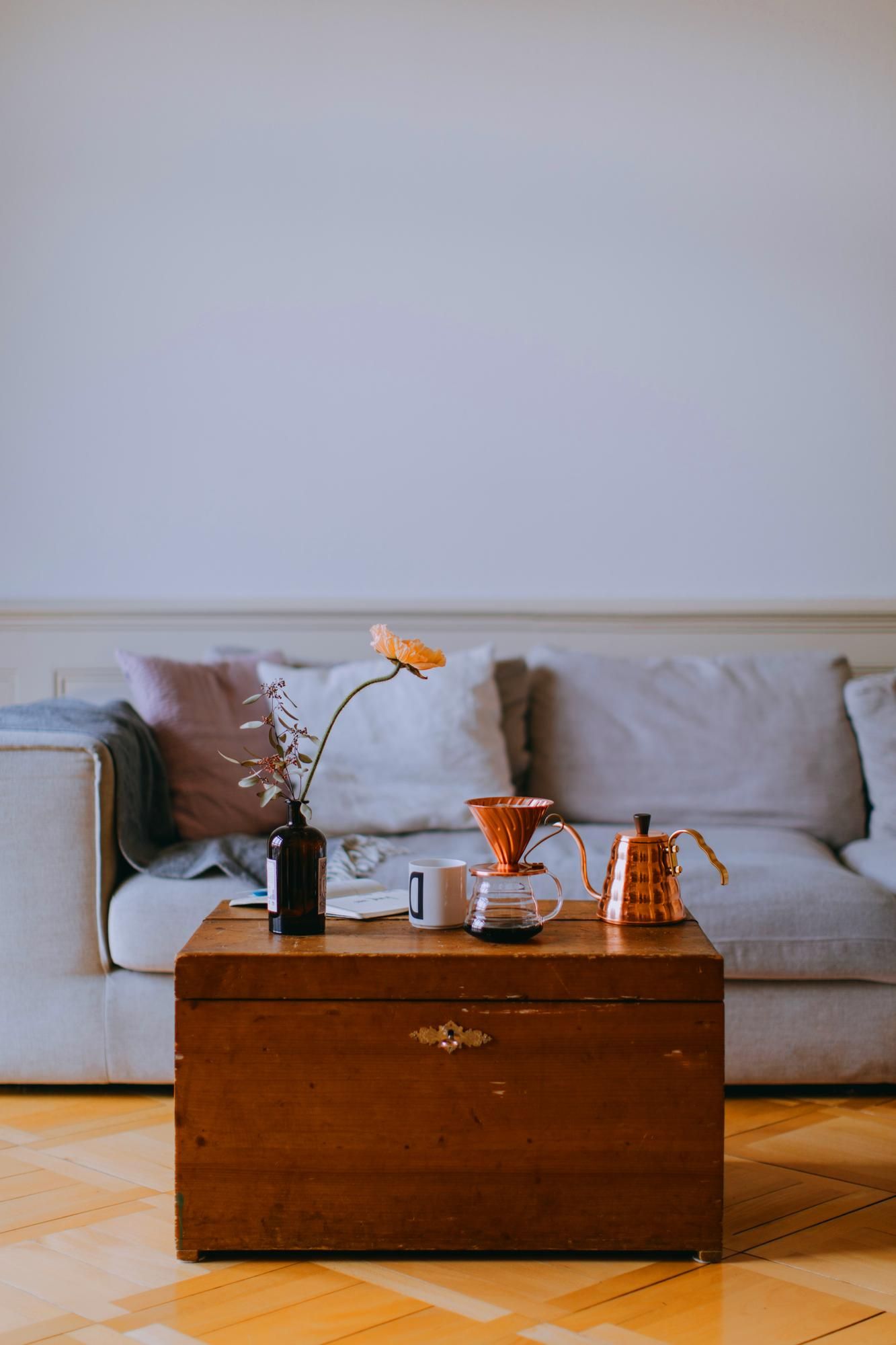 Un baúl hace las veces de una mesa de centro.