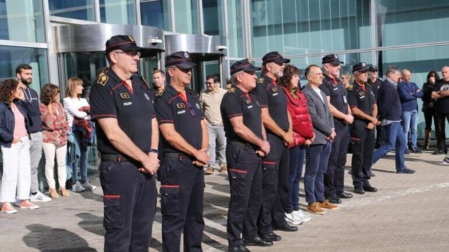 Se ha guardado un minuto de silencio ante las diferentes comisarías de Euskadi en memoria del que fuera mando de la Policía vasca.