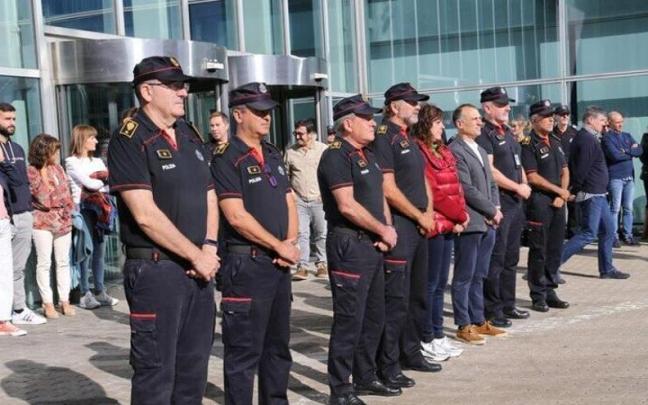 Se ha guardado un minuto de silencio ante las diferentes comisarías de Euskadi en memoria del que fuera mando de la Policía vasca.