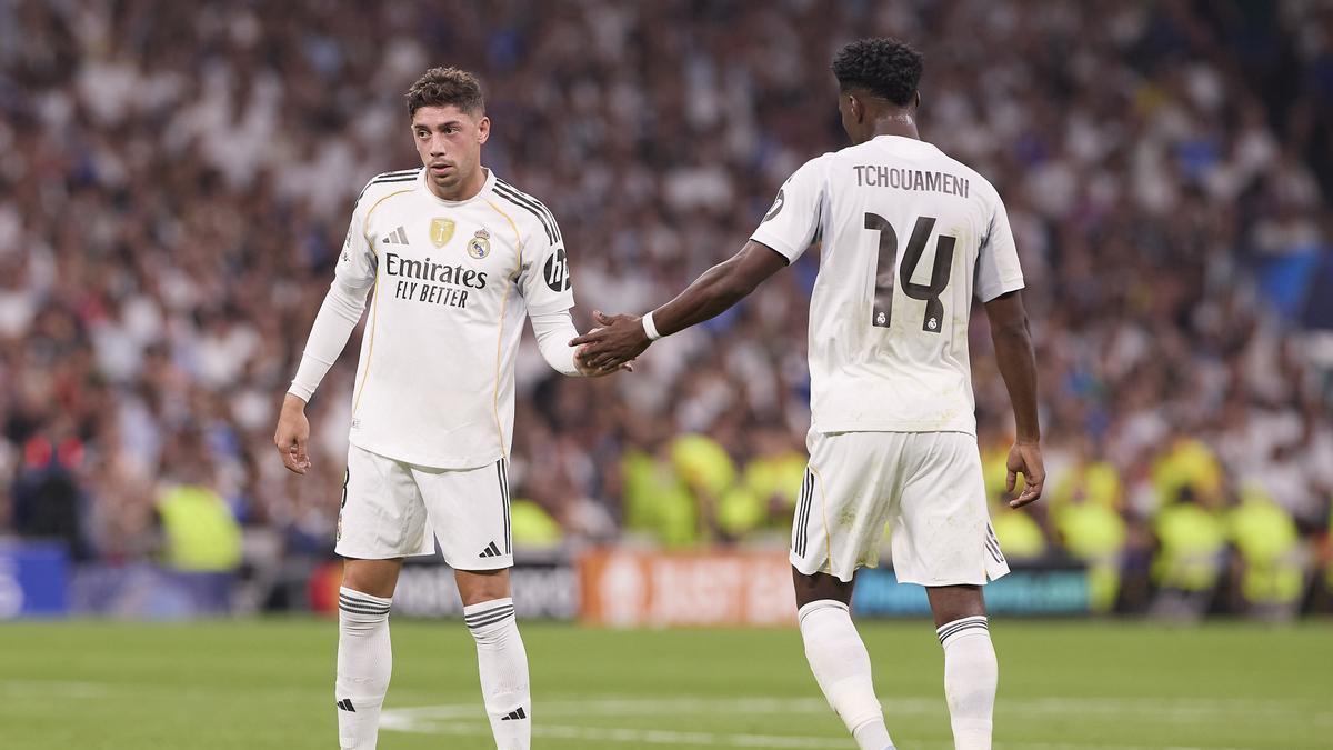 Los futbolistas del Real Madrid Federico Valverde y Aurélien Tchouaméni durante un partido de la presente temporada.