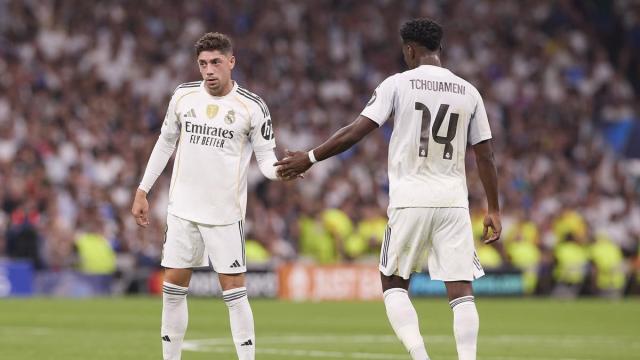 Los futbolistas del Real Madrid Federico Valverde y Aurélien Tchouaméni durante un partido de la presente temporada.