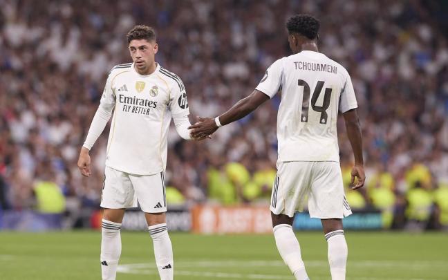 Los futbolistas del Real Madrid Federico Valverde y Aurélien Tchouaméni durante un partido de la presente temporada.