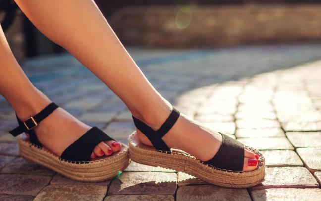 Sandalias de esparto en color negro ideales para el verano. Sandalias de esparto en color negro ideales para el verano.