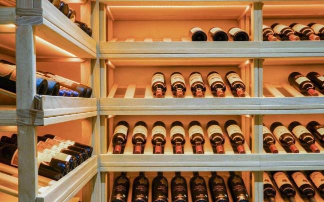 Varias botellas de vino en el interior de un establecimiento.