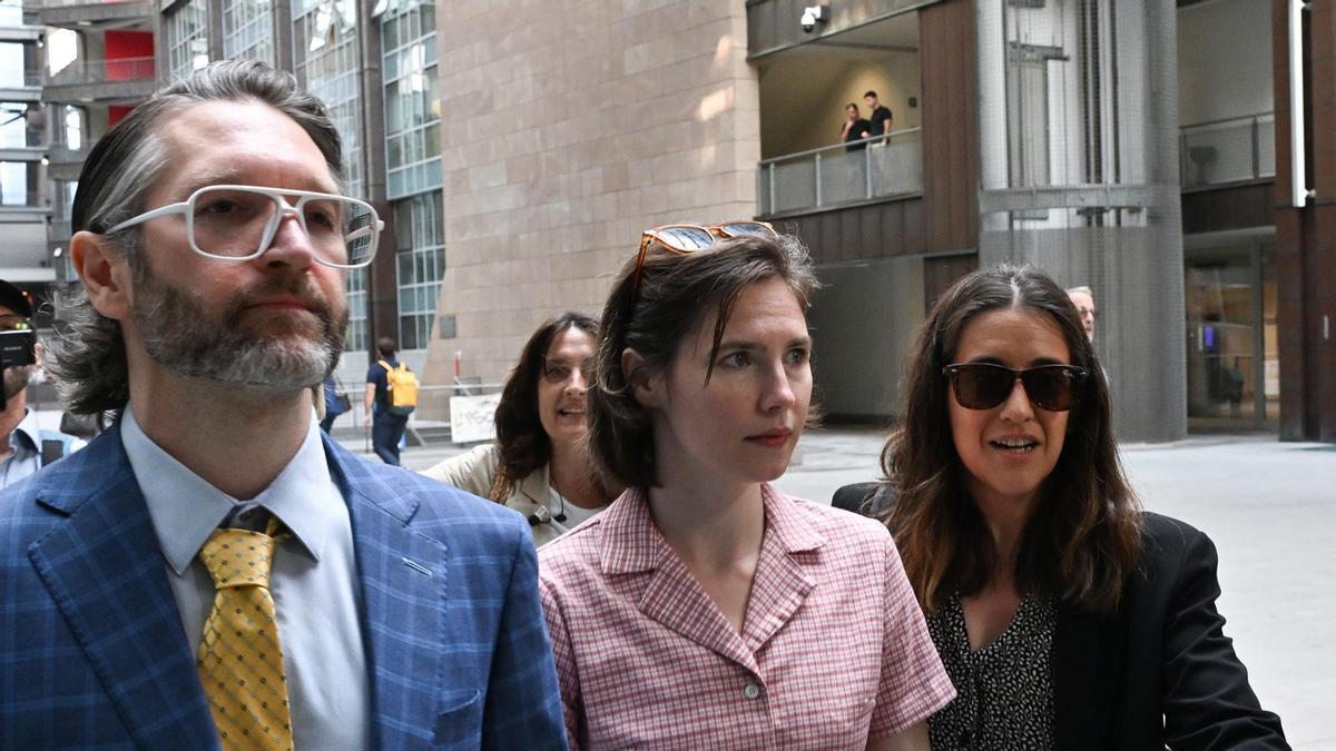 Amanda Knox, junto a su marido, a su llegada al Tribunal de Apelación de Florencia.