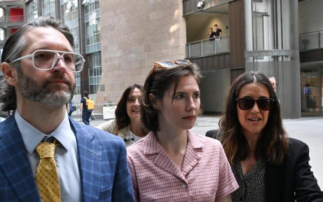 Amanda Knox, junto a su marido, a su llegada al Tribunal de Apelación de Florencia.
