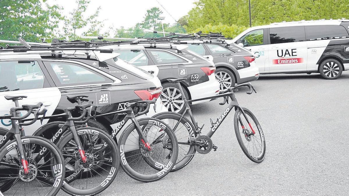 Las bicicletas, cuidadas al detalle para que los corredores puedan entrenar antes de la salida del Tour.
