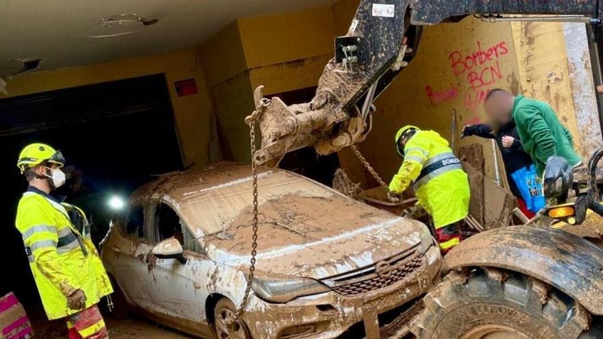 Efectivos del Consorcio de Bomberos de la provincia de Cádiz sacando un vehículo de uno de los garajes inundados tras el paso de la DANA en Valencia.